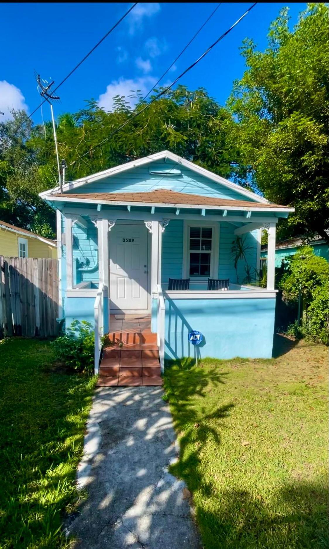 Key West Style Historic Home In Coconut Grove Florida, The Blue House Miami Kültér fotó